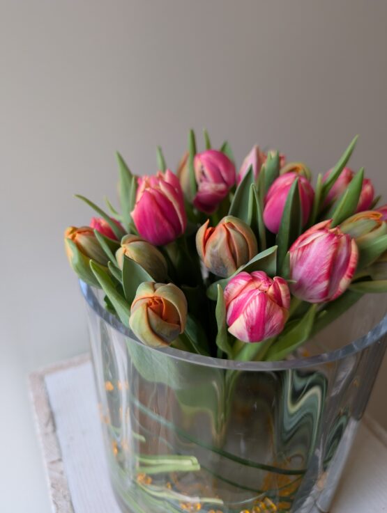 Grote vaas met tulpen - Afbeelding 2